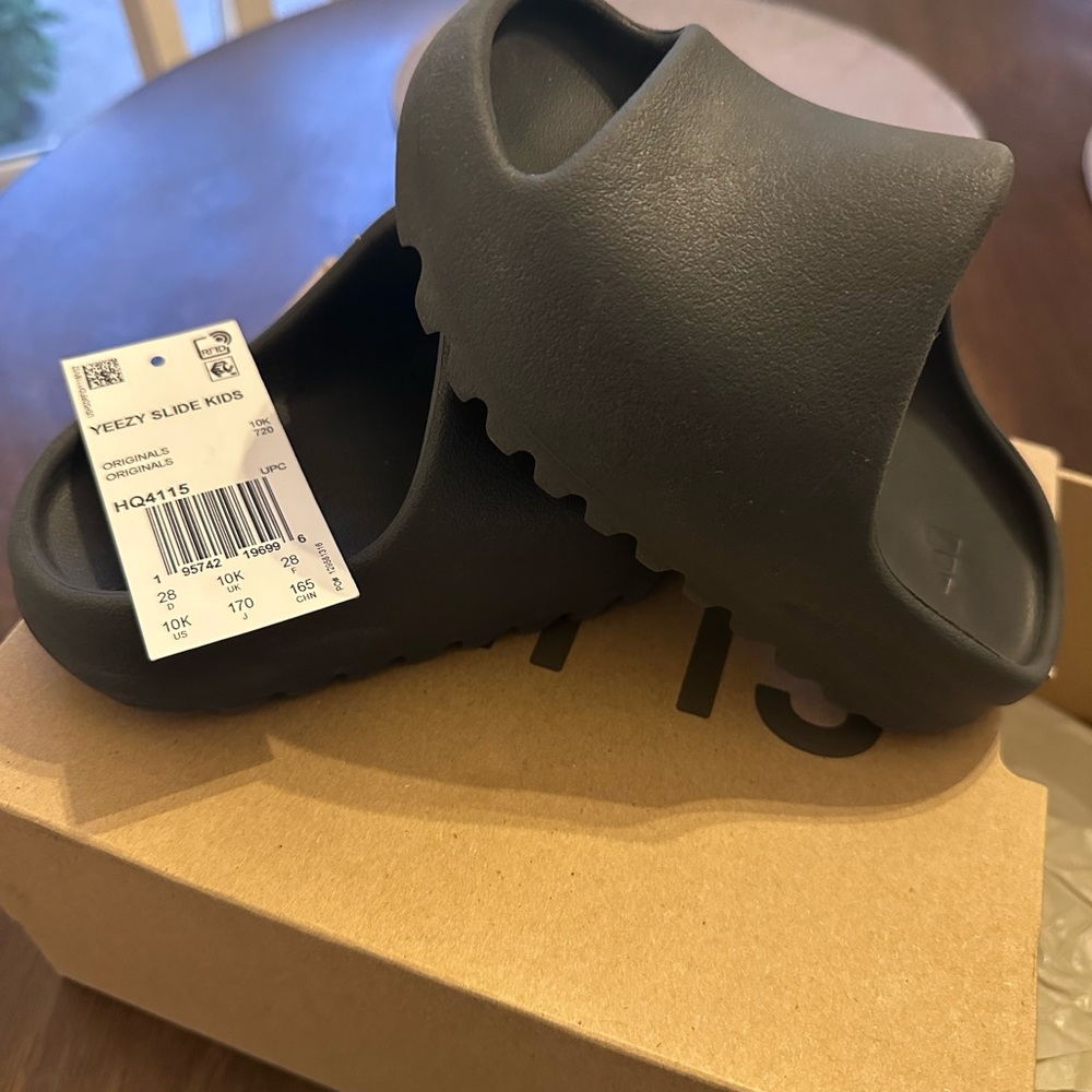 Yeezy Kids Slide in Charcoal